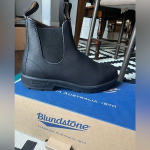 NEW unused Blundstone Men's classic Chelsea boot-Black